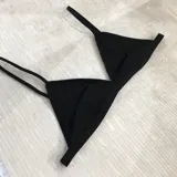 Bralette negro de lycra con corte triangular, breteles regulables y cierre trasero con gancho.