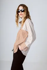 Camisa de manga larga con rayas verticales color marrón y blanco, cuello clásico y bolsillo en el pecho.