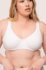Soutien blanco con copa moldeada y aro, confeccionado en algodón elastizado doble. Breteles anchos regulables y broches regulables reforzados en espalda.