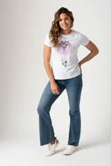 Remera blanca de viscosa con estampado de una bailarina con tutú rosa.