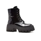 Bota negra de charol con cordones y plataforma track.