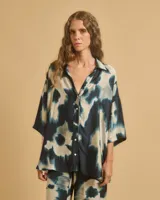Camisa con estampado abstracto en tonos azul y beige, abotonada, de manga 3/4 y escote en V.