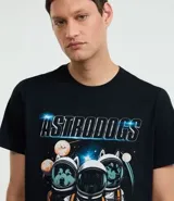 Remera negra de algodón con estampa de tres perros astronautas y lettering "Astrodogs".