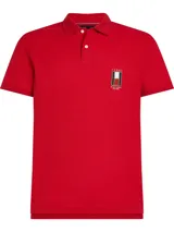 Chomba roja de piqué de algodón, corte regular, cuello clásico y tapeta de dos botones. Logo vertical de Tommy Hilfiger bordado en el pecho.