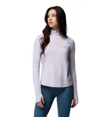 Remera de manga larga en color lila con cuello alto y cierre de media cremallera. Confeccionada con tecnología Omni-WICK™ para la absorción de humedad y neutralización de olores, cuenta con orificios para los pulgares en los puños y logo de la marca Columbia en el pecho.