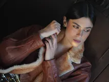 Campera de cuero vacuno color crudo con corderito en la solapa y costuras a mano.