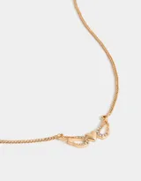 Cadena plateada con dije de corazón con alas con strass.