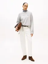 Buzo gris de cuello redondo, confeccionado en modal sostenible y algodón regenerativo, con logo Tommy Hilfiger script bordado en el pecho.