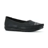 Zapato casual tipo mocasín color negro, con puntera redondeada y detalle de aplique brillante.