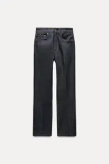 Jeans de tiro alto color azul oscuro, corte wide leg, con bolsillos delanteros y traseros.