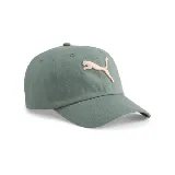 Gorra Puma color verde con logo de la marca bordado en color rosa.