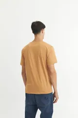 Remera básica de manga corta color celeste, de diseño sencillo y corte clásico.