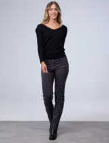 Pantalón de gabardina elastizada color marrón claro, marca Zac & Rachel, corte slim, con pretina con pasadores, botón y cierre. Delantera con tres bolsillos y trasera con bolsillos ojal.