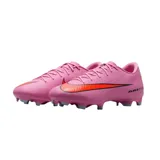 Championes de fútbol Nike Zoom Mercurial Vapor 16, color rosa vibrante con detalles en naranja neón y suela con tapones celestes. Presentan la tecnología Air Zoom en el talón.