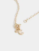 Collar corto dorado con cadena de eslabones, cierre de mosquetón, dije de corazón y dije de letra B.