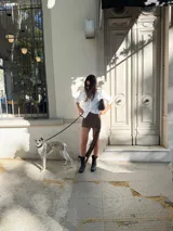 Mini falda marrón elastizada con lazo. El tono del color puede variar por diferencias en la composición de los hilados.