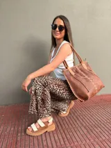 Bolso tote de cuero color marrón tostado, con costuras decorativas en hilo crudo y doble asa de hombro.