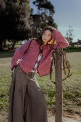 Saco de lana tejido a dos agujas color rosa con detalles bordados en marrón. Corte ancho, medio oversized.