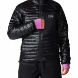 Campera negra ultraligera de nailon ripstop con aislamiento ThermaCLOud AF. Cuenta con bolsillo seguro con cierre en el pecho, dos bolsillos seguros para las manos con cierre, puños elásticos y dos ajustadores inferiores en el dobladillo. Se guarda en su propio bolsillo para la mano con mosquetón interno.
