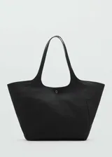 Bolso negro tipo tote con doble asa de hombro y cierre metálico a presión.