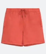 Bermuda short color naranja, de corte recto, con cintura elástica y bolsillos laterales.