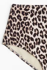 Vedetina de tiro alto con estampado de leopardo y cobertura total en la parte de atrás. Completamente forrada.