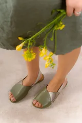 Sandalia abierta color verde con detalle en dorado, con tira elástica en el talón.