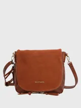 Cartera bandolera Hush Puppies de cuero sintético negro con detalles en gamuza. Tiene correa ajustable y cierre con solapa y cremallera.