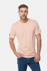 Remera color beige de manga corta con cuello redondo y logo bordado en el pecho.