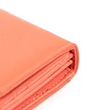 Billetera naranja de símil cuero con cierre de solapa y herrajes plateados. Cuenta con 10 compartimentos y un bolsillo interno con cierre.