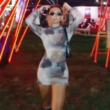 Minivestido ajustado de microtul con estampado abstracto en tonos grises y blancos, escote en V y mangas largas acampanadas.