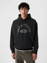Sudadera con capucha en color negro, con logotipo de Gap Athletic 1969 en el frente y bolsillo canguro.