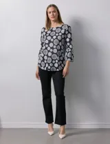 Blusa de seda fría estampada en blanco y negro, marca Ruby Rd. Manga ¾ con terminación amplia y escote redondo.