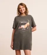 Camisón estilo t-shirt color gris con efecto desteñido, cuello redondo, mangas cortas y estampa frontal de un perro haciendo yoga.