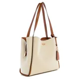 Bolso tote Guess modelo Nicolette, color beige con detalles en marrón. Confeccionado en mezcla de algodón con estructura semi rígida, doble asa superior, cierre con broche magnético y logo Guess metálico en el frente.