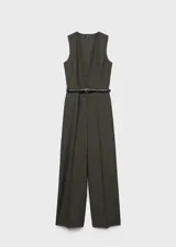 Mono largo de tejido fluido color verde oscuro con finas rayas verticales blancas. Tiene cuello en V, cierre frontal con botones, cinturón ajustable y diseño sin mangas.