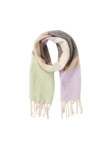 Bufanda tejida a rayas horizontales en tonos gris, beige, blanco, verde y lila con flecos en los extremos.