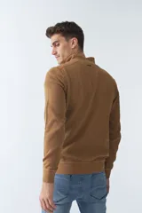 Buzo negro de algodón con cuello alto y medio cierre. Tiene logo bordado en el pecho y puños en las mangas.