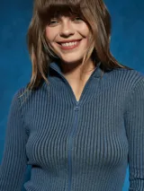 Campera azul de tejido de punto acanalado, con cuello alto, cierre frontal y mangas largas.