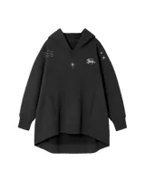 Canguro negro oversize con capucha y bolsillos laterales. Presenta un diseño estampado en gris plata con motivos esotéricos: estrellas, constelaciones y un unicornio alado.