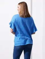 Blusa azul de algodón texturado, marca Ruby Rd. Manga corta con terminación amplia y cuello redondo.