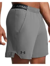 Short deportivo Under Armour Vanish Woven de hombre, color gris con logo negro en la pierna izquierda.