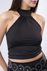 Top negro ajustado al cuerpo con cuello alto y diseño halter, con frunces en el centro del escote.