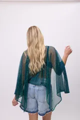 Poncho de gasa color celeste, de talle único.