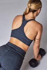 Top deportivo color borgoña con espalda tipo nadadora.