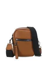Bandolera de cuero sintético en color marrón claro con apertura superior de cierre. Presenta un bolsillo frontal con cierre y una correa de galón ajustable y desmontable con diseño a rayas. El interior incluye un bolsillo de fácil acceso.