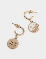 Aros tipo argolla dorados con dije circular esmaltado con diseño místico de sol y estrellas.