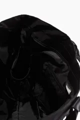 Bolso de deporte negro de tela impermeable con doble asa de mano y correa de hombro ajustable. Tiene bolsillos laterales con cordón elástico y dos compartimentos interiores, uno con cierre y otro de malla.