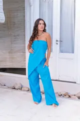 Conjunto de dos piezas color turquesa, compuesto por un top strapless con diseño envolvente y un pantalón ancho de tiro alto.