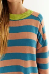 Sweater oversize a rayas en tonalidades púrpura y azul, con detalles de bordado y cuello de canalé.